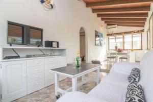 A kitchen or kitchenette at Villa Luna