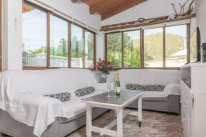A seating area at Villa Luna