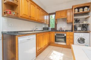A kitchen or kitchenette at Villa Luna