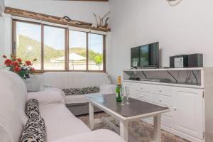 A television and/or entertainment centre at Villa Luna