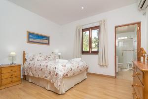 A bed or beds in a room at Villa Luna