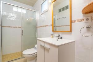 A bathroom at Villa Luna