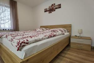 a bedroom with a bed with a red and white blanket at Ferienwohnung Hockertz in Habscheid