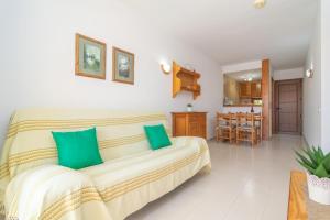 Una sala de estar con un sofá y una cocina. en Villa Marina -Cala EnPorter-, en Cala'n Porter 31 fotos más