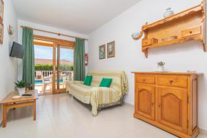 una sala de estar con un sofá y una mesa en Villa Marina -Cala EnPorter-, en Cala'n Porter