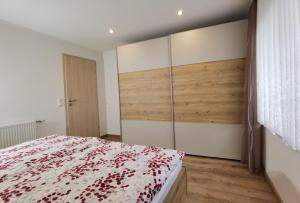a bedroom with a bed with a wooden headboard at Ferienwohnung Hockertz in Habscheid