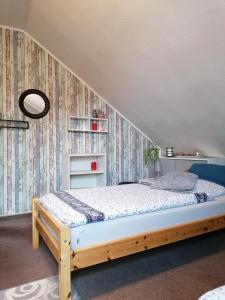 una camera con letto in legno di Ruhe geniessen bei Kulbes a Doberschütz