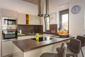Kuchnia lub aneks kuchenny w obiekcie Apartments Bijou, Nature & Luxury in a green oasis near Umag