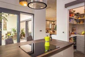Kuchnia lub aneks kuchenny w obiekcie Apartments Bijou, Nature & Luxury in a green oasis near Umag