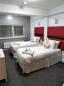 En eller flere senge i et værelse på Sutherlands Hotel