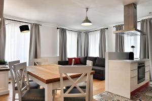 cocina y sala de estar con mesa y comedor en Résidence Capitale - City Center, en Bruselas