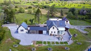 - une vue aérienne sur une grande maison blanche dans l'établissement Cuilcagh House, à Blacklion