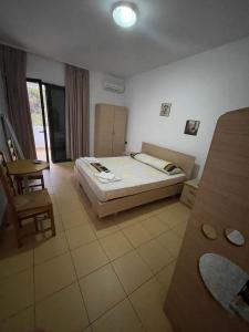 Кровать или кровати в номере Hotel villa Petro Dhërmi