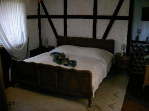 een slaapkamer met een groot bed met een boog erop bij Ferienwohnung Kaiser in Reifferscheid