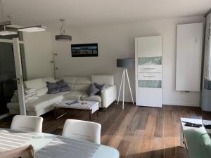 sala de estar con sofá y mesa en Meertraum Premium Wohnung mit 3 Zimmern, 250m zum Strand en Scharbeutz