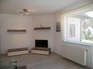 TV a/nebo společenská místnost v ubytování Ferienwohnung Plötz- mit Sonnenterrasse und E- Auto Ladestation