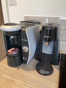 a coffee maker sitting on a counter next to a blender at Cosy one bed central Fareham in Fareham