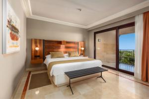 A bed or beds in a room at Lopesan Costa Meloneras Resort & Spa
