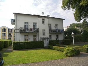 una casa blanca con césped delante en Villa Baroni nur 200m vom Ostseestrand entfernt, en Bansin
