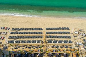 una vista aérea de una playa con un montón de coches en Royalisa Palmiye Beach Hotel Adult Only, en Alanya