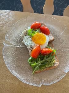 ザンクト・マルグレーテンにあるHotel Ochsenの卵とトマトのグラスプレート