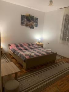 sypialnia z łóżkiem w pokoju w obiekcie Guest house Leka w mieście Korenica
