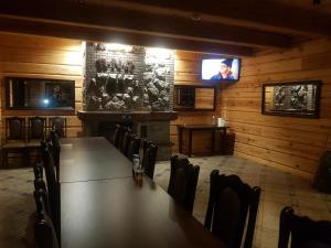 Televisyen dan/atau pusat hiburan di Viesu vila Trakai ,su ežero pakrante