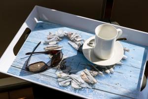 a box with a cup and glasses and shells at Wattenblick in List