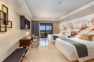 Una cama o camas en una habitación de Lopesan Costa Meloneras Resort & Spa 37 fotos más
