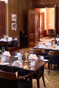 une salle à manger avec des tables, des chaises et des verres à vin dans l'établissement Schloss Fellin Boutique Hotel and Spa, à Viljandi