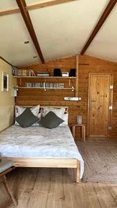 1 dormitorio con 1 cama grande y paredes de madera en Finca Florecer, en Tivenys