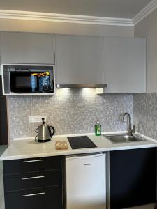 Virtuvė arba virtuvėlė apgyvendinimo įstaigoje Beach Tower Apartment