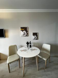 Televizorius ir (arba) pramogų centras apgyvendinimo įstaigoje Beach Tower Apartment