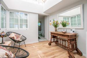 salon ze stołem i krzesłem w obiekcie LOR PINTADA Apartment w mieście Nerja +23 zdjęcia