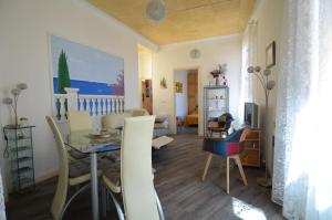 een woonkamer en eetkamer met een tafel en stoelen bij Appartement avec parking pour 4 personnes en plein cœur de Monaco in Beausoleil