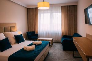 Pokój hotelowy z łóżkiem i krzesłem w obiekcie Jesionowa Noclegi w mieście Topólka