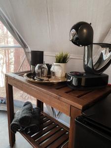 einem Holztisch mit einem Teller Essen drauf in der Unterkunft Skywoods.glamping in Molėtai