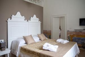 um quarto com uma cama com duas toalhas em MASSERIA SCALEDDA em Manduria