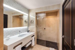 A bathroom at Lopesan Costa Meloneras Resort & Spa
