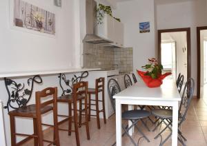 una cucina con tavolo, bancone e sedie di La Stella Marina a Laigueglia