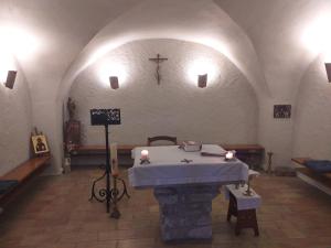 un altar en una iglesia con una cruz en la pared en Prieuré de Grignan, en Grignan