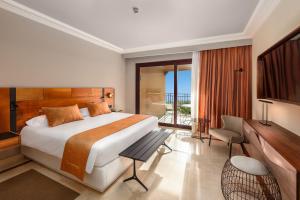 A bed or beds in a room at Lopesan Costa Meloneras Resort & Spa