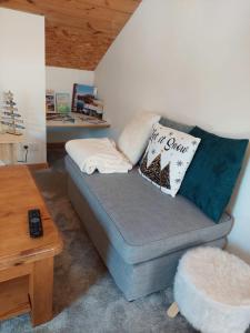 ein Wohnzimmer mit einem Sofa und einem Kissen darauf in der Unterkunft Apartment Croix Carail - Completely renovated in Roubion in Névache