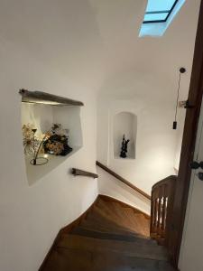 eine Treppe in einem Haus mit einem Oberlicht in der Unterkunft Boutique Hotel Hardthaus in Kraiburg am Inn