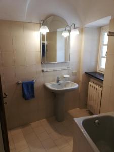A bathroom at A ca' du Risso - Appartamento - Sea & outdoor for families, bikers and climbers