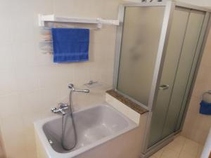 A bathroom at A ca' du Risso - Appartamento - Sea & outdoor for families, bikers and climbers