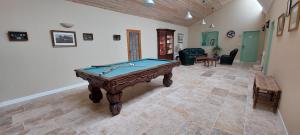 Hôtel De La Barbacane tesisinde bir bilardo masası