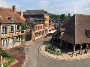 an overhead view of an old town with buildings at Centre historique de LYONS LA FORET Hotel de Maître le Cottage in Lyons-la-Forêt
