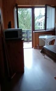 En eller flere senge i et værelse på Appartamento "Sergio" 7 posti letto Residence Veronza