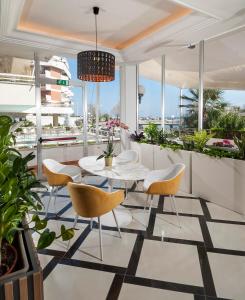 - une salle à manger avec une table et des chaises dans l'établissement Hotel Alexander, à Cattolica